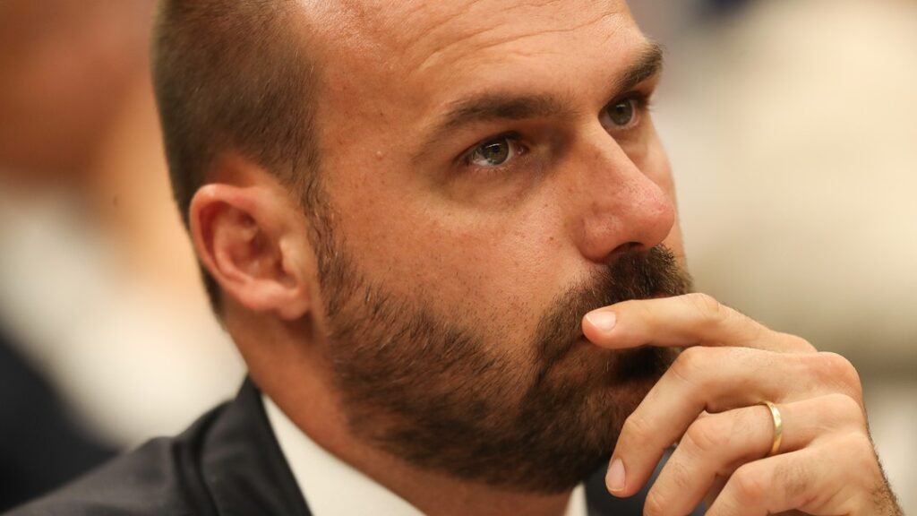 Situação de Eduardo Bolsonaro se agrava após agradecimento a Trump pela tarifa dos EUA ao Brasil 1 age20250526019