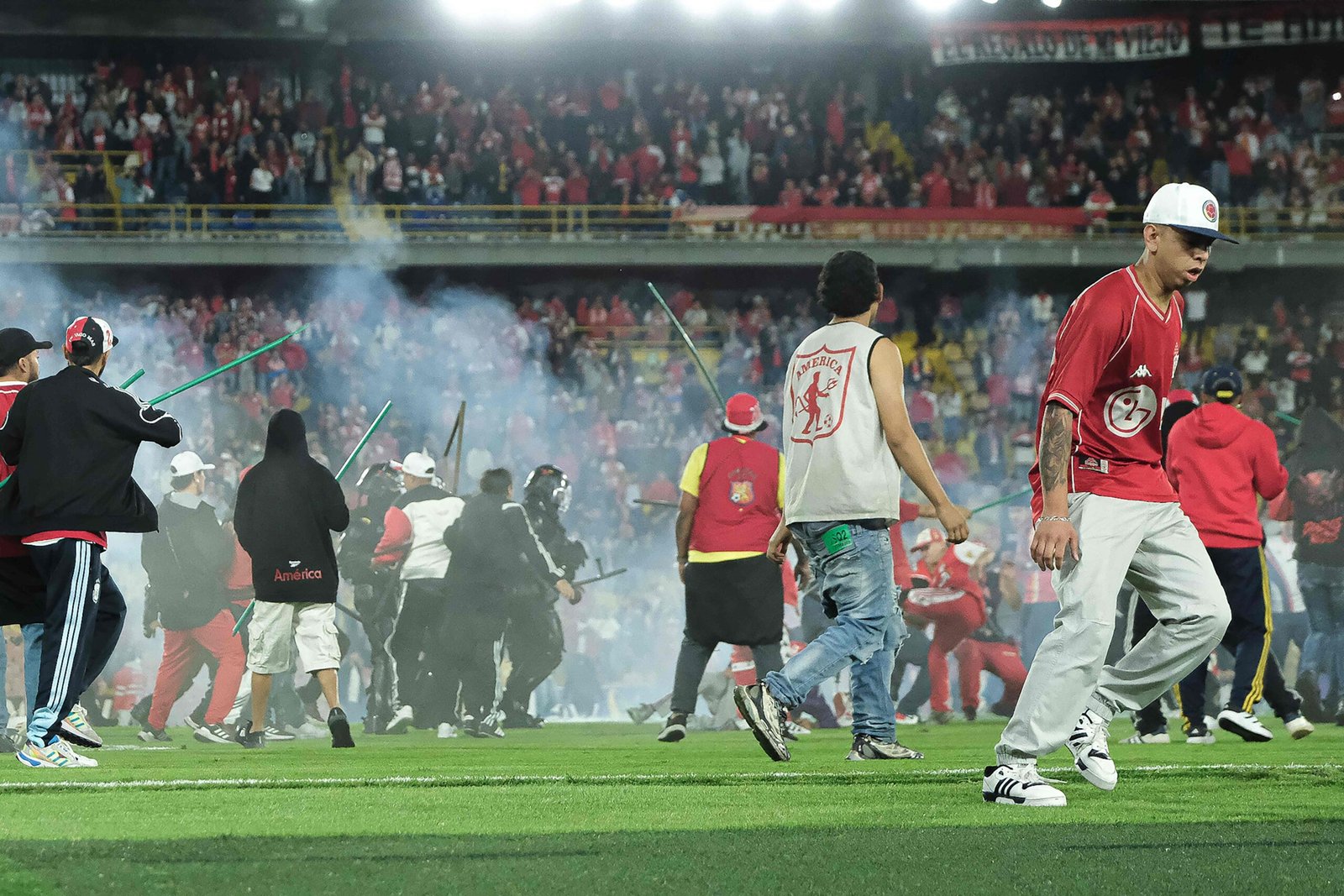 Briga generalizada no Campeonato Colombiano paralisa jogo do Santa Fe