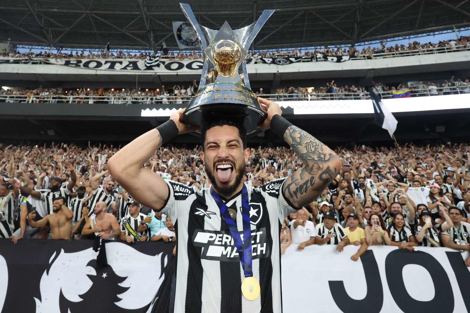 Botafogo oficializa renovação com Alex Telles até o final de 2028