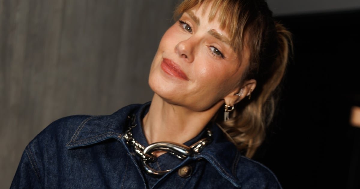 Carolina Dieckmann exibe resultado de procedimento estético em desfile