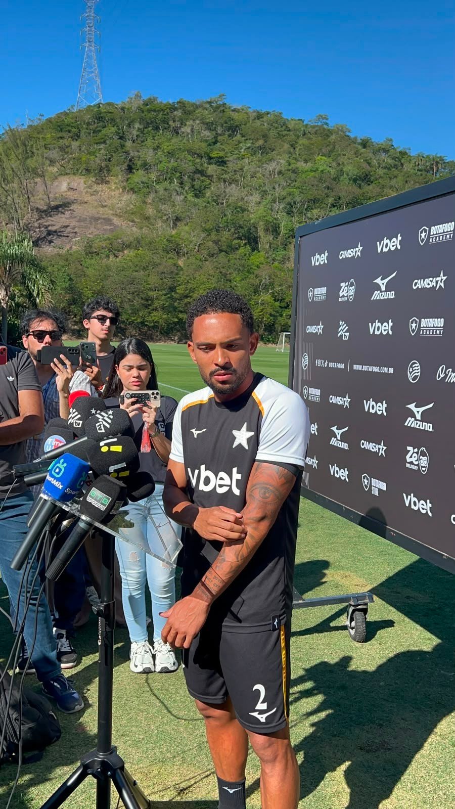 Vitinho nega saída por salários atrasados no Botafogo